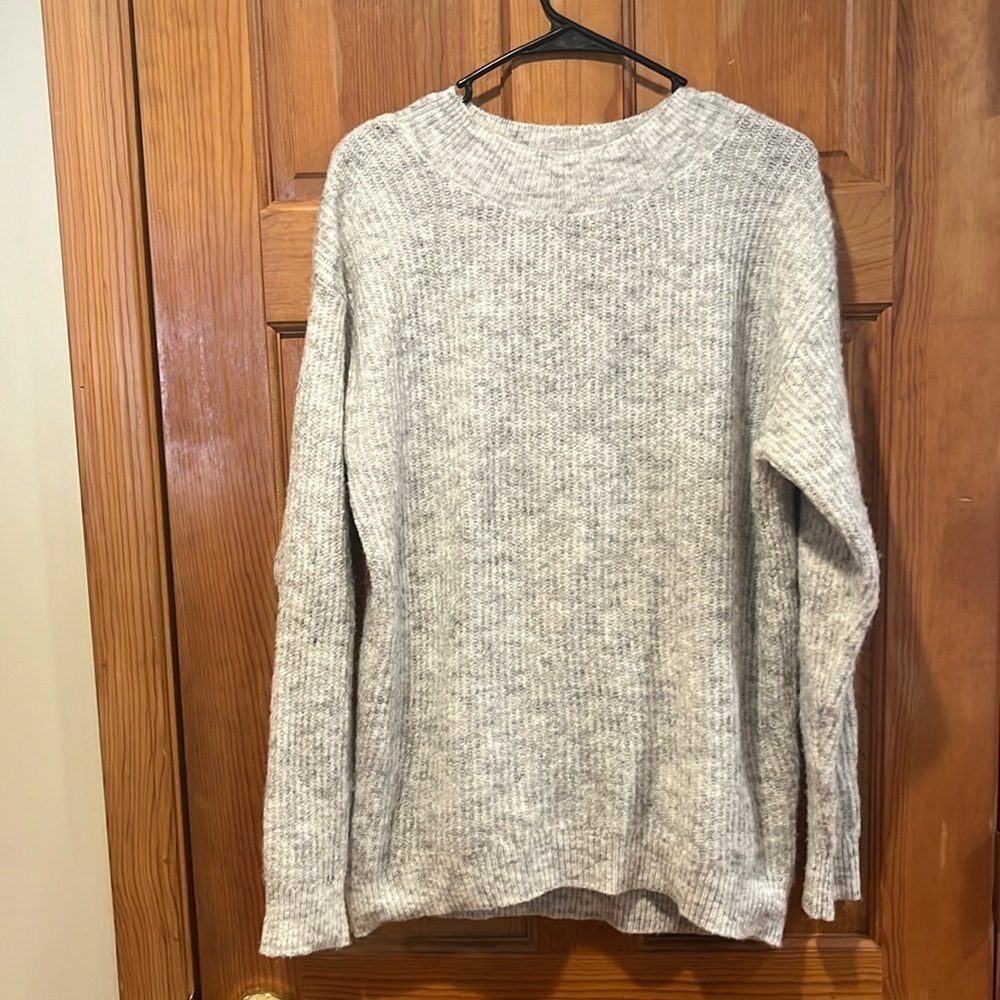 RD style women’s pull over sweater with open back size large .